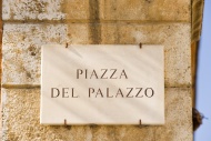 Sign, Piazza del Palazzo, L\'...