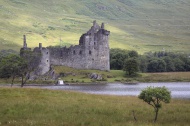 Ruins of Kilchurn Castle on L...