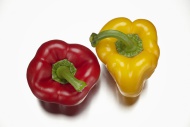 Red and yellow bell peppers (...