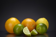 Oranges (Citrus sinensis), le...