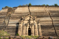 Earthquake cracks, ruins of t...