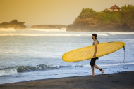 Indonesia, Bali, surfer walki...