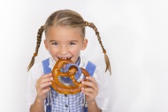 Portrait of little girl eatin...