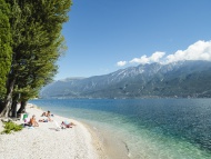 Italy, Lake Garda, People sun...