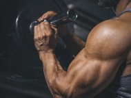 Bodybuilder preparing a barbe...