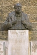 Winston Churchill Statue in f...