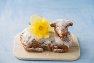 Easter lamb and daffodil on c...