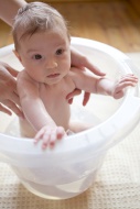Baby, 4 months, in bathtub