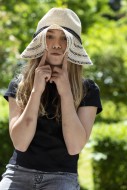 Girl (11) with sun hat, Kiel,...
