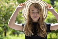 Girl (11) with sun hat, Kiel,...