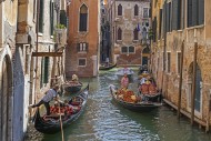 Gondoliers in traditional gon...