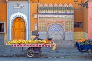 Moroccan street vendor sellin...