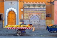 Moroccan street vendor sellin...