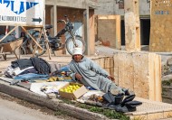 Moroccan street vendor sellin...